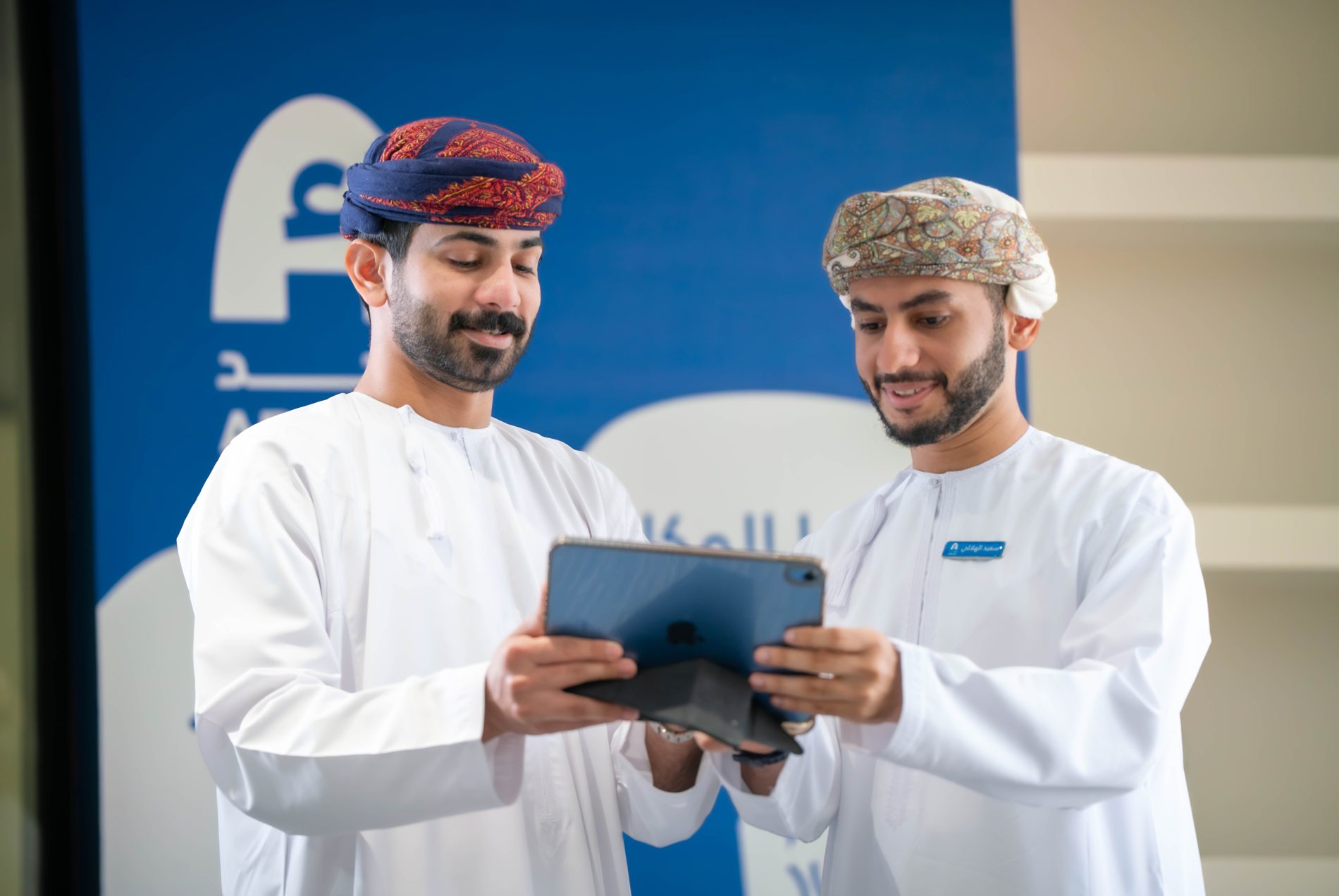 فريق أبجد يستعرض المنصّة على جهاز لوحي